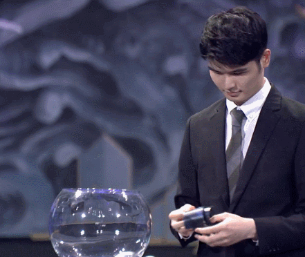 关于HKA轻取FNC，Crisp完成帽子戏法的信息