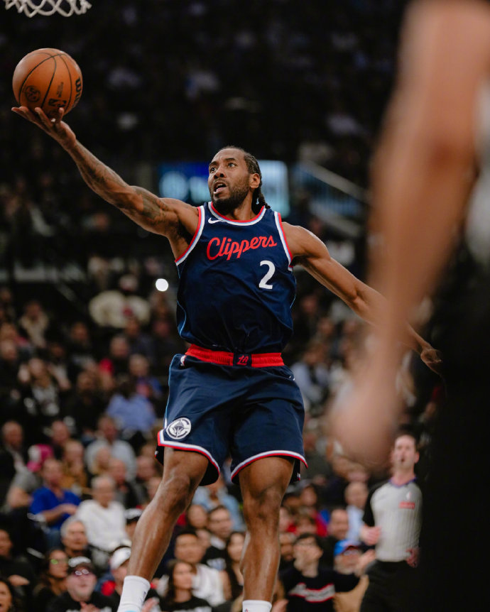 篮网B队轻取掘金,伦纳德送出助攻 篮网B队轻取掘金,伦纳德送出助攻