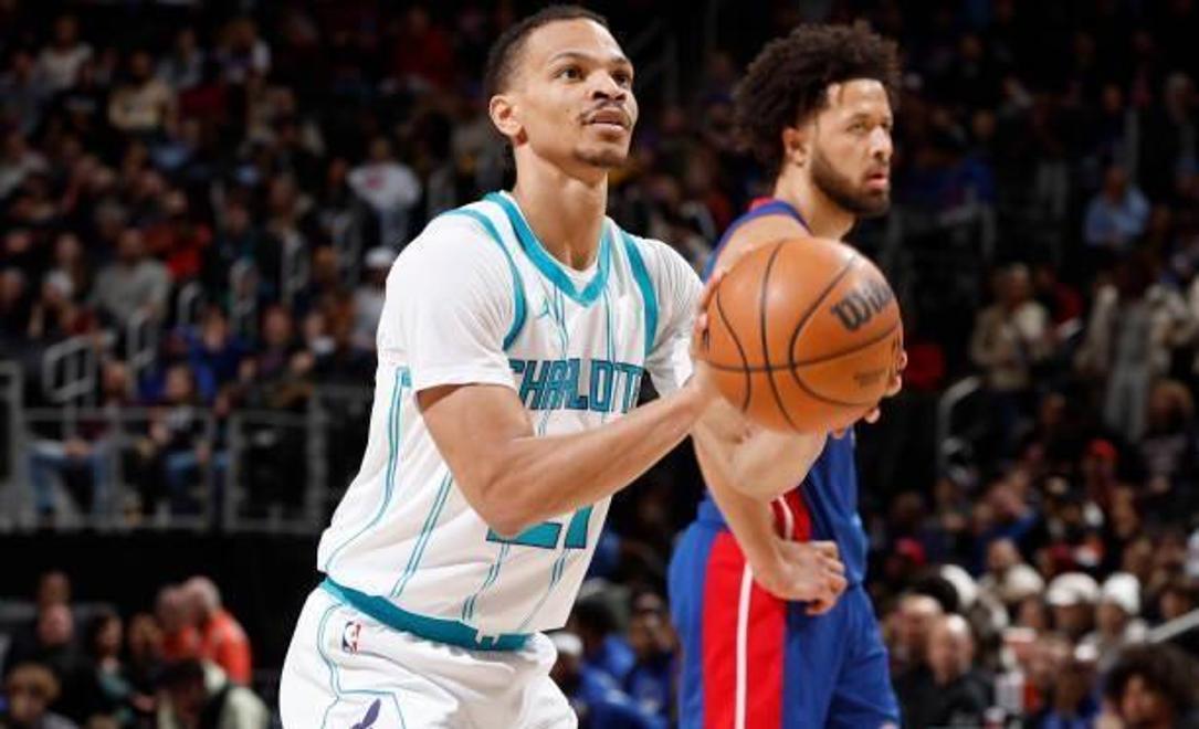 76人横扫立陶宛男篮,拉塞尔统治全场 76人横扫立陶宛男篮,拉塞尔统治全场