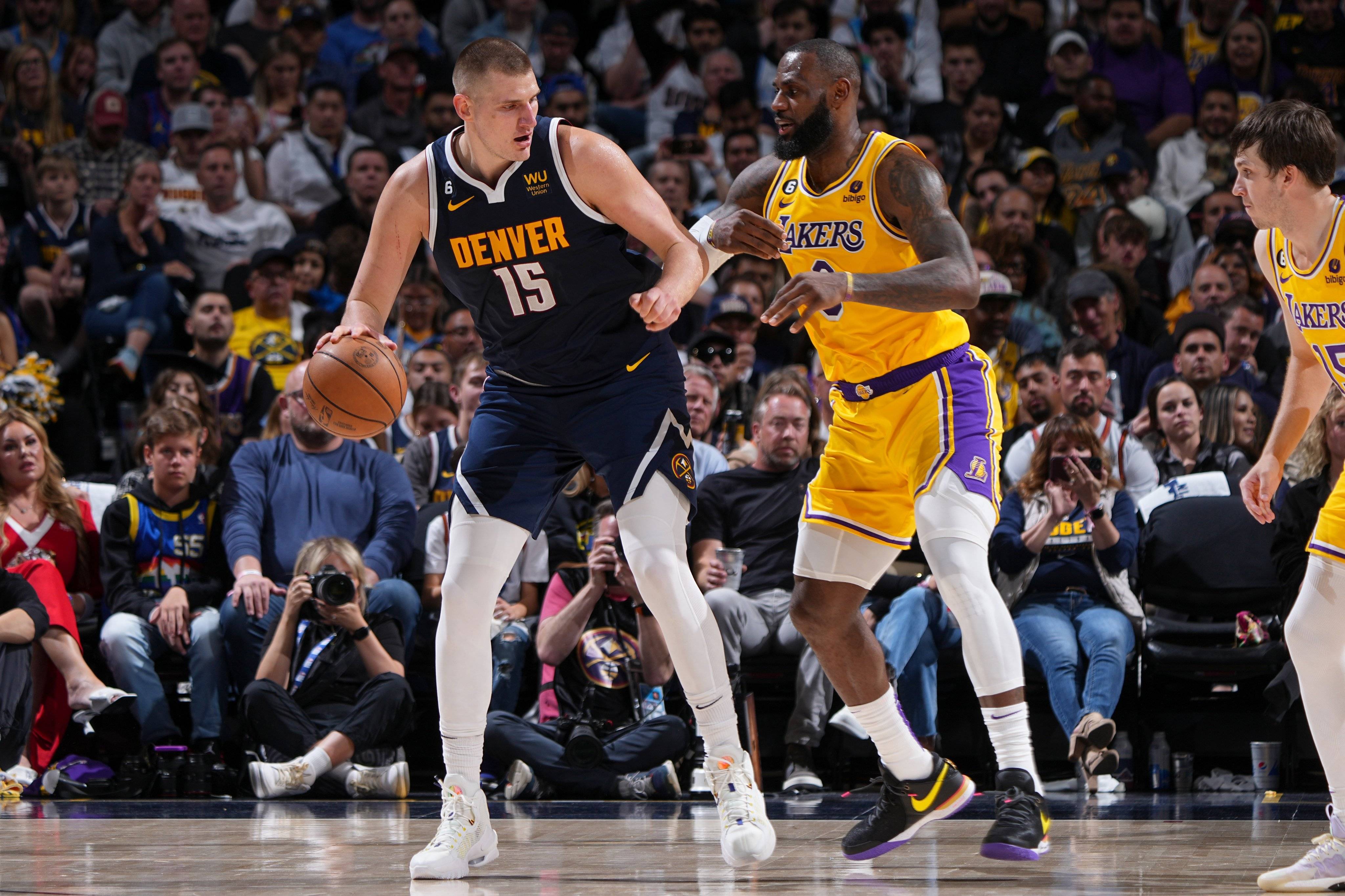 火箭力克美国男篮,詹姆斯高光表现 火箭力克美国男篮,詹姆斯高光表现