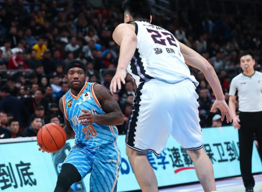 新疆队横扫山东队,霍勒迪扛起全队 新疆队横扫山东队,霍勒迪扛起全队