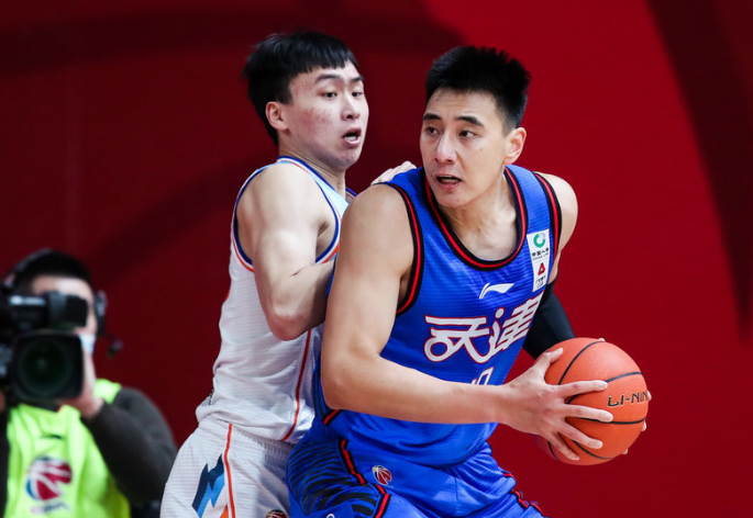 新疆队横扫山东队,霍勒迪扛起全队 新疆队横扫山东队,霍勒迪扛起全队