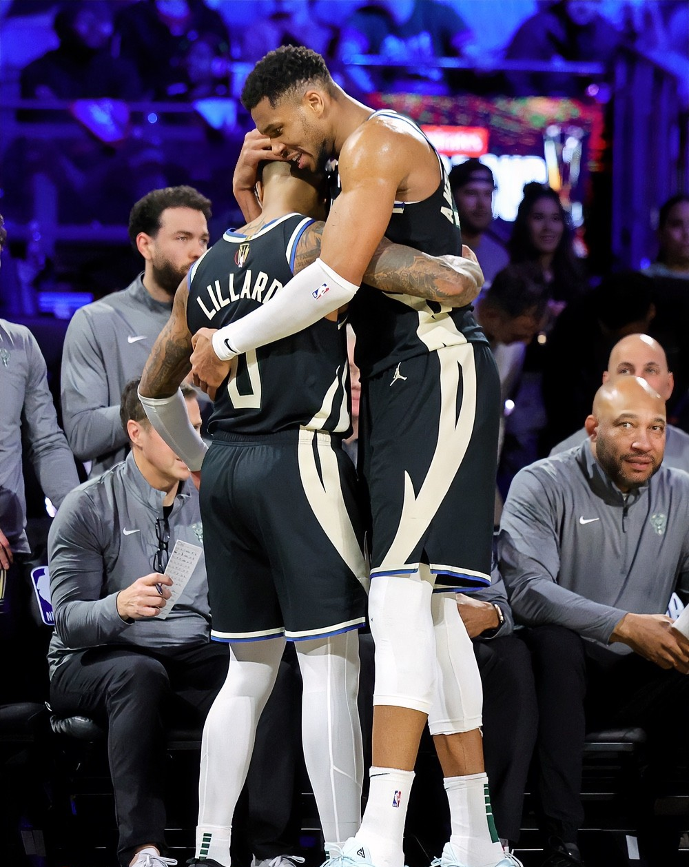 雄鹿横扫国王,恩比德带队取胜 雄鹿横扫国王,恩比德带队取胜