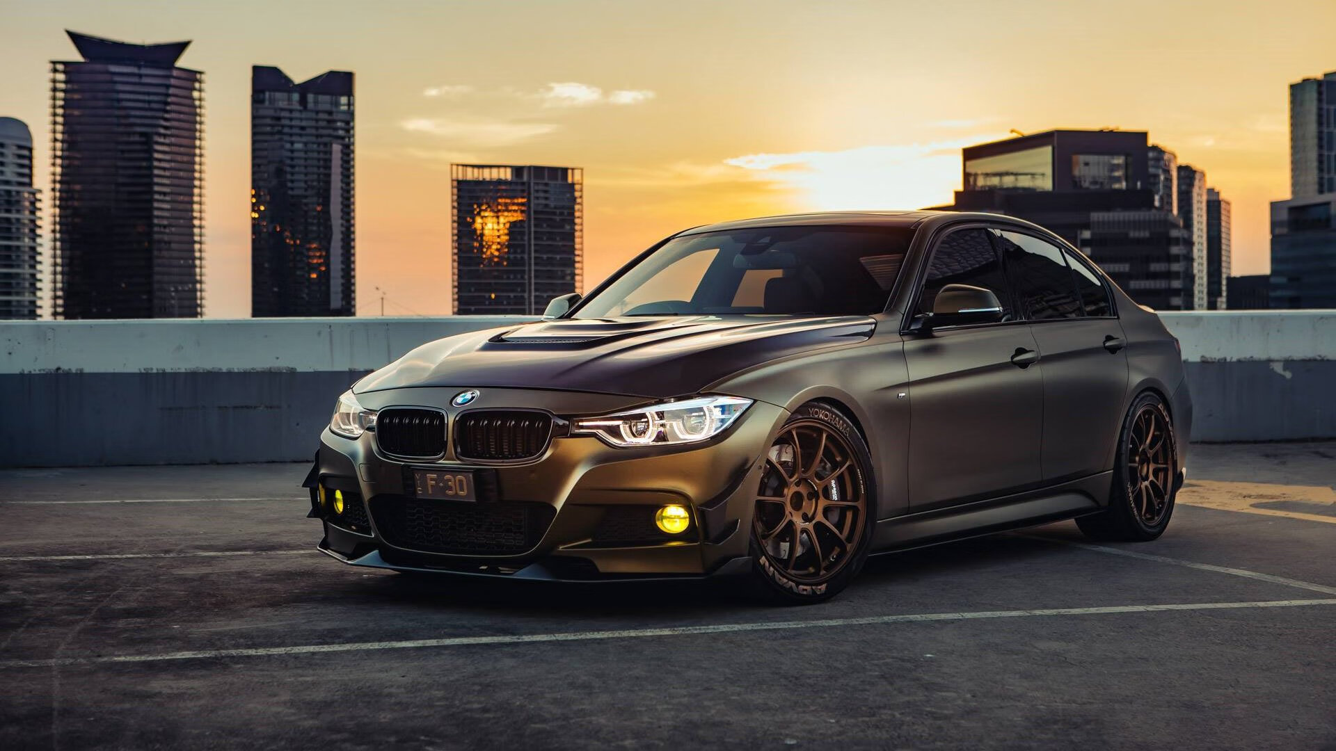 伊萨克与钢铁巨兽，当F1引擎撕裂午夜街道