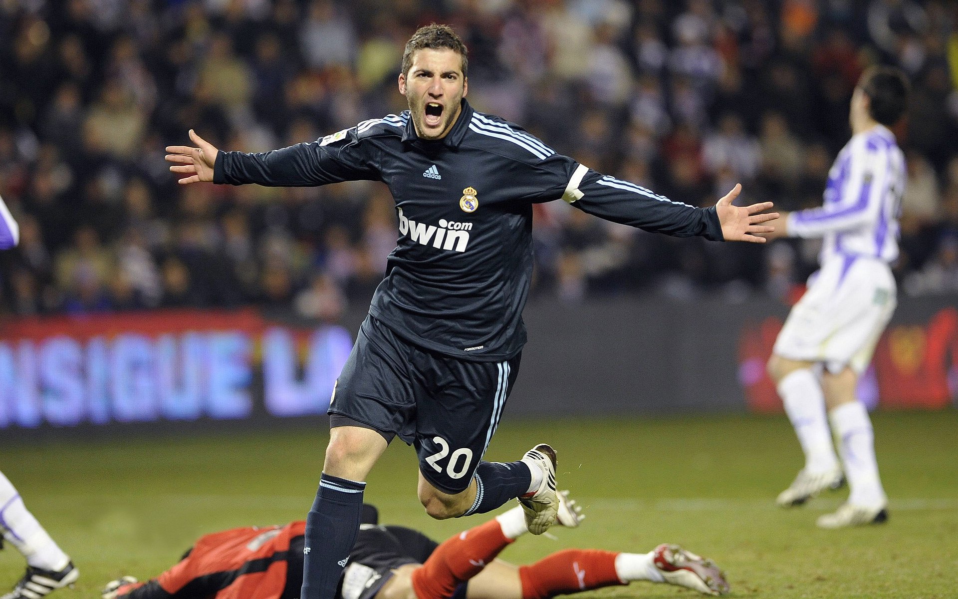 绿茵唯一性，利物浦强压美国资本浪潮，阿坎吉逆境中的自我救赎之光